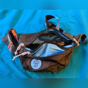 NWOT Baboon To The Moon Fannypack (3L) in Deep Mahogany